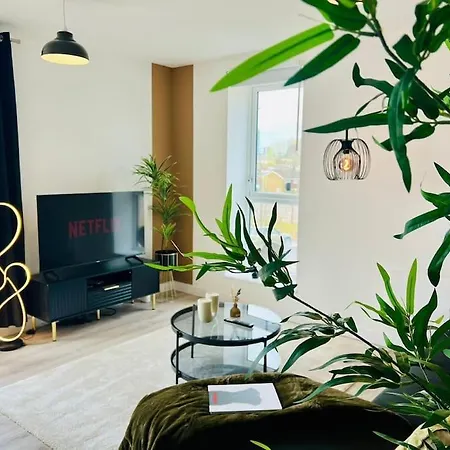 Hessian Lounge -wyndale- 2br W/parking Apartment