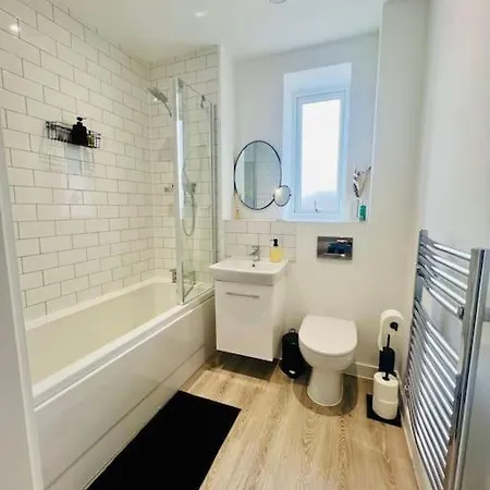 Hessian Lounge -wyndale- 2br W/parking Birmingham