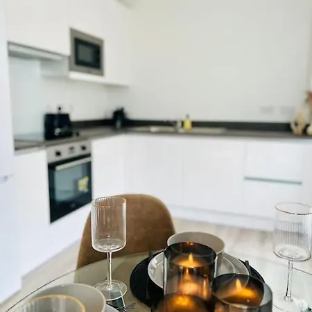Apartment Hessian Lounge -wyndale- 2br W/parking *