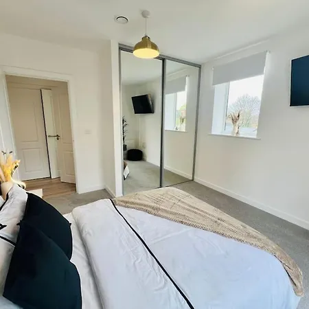 Hessian Lounge -wyndale- 2br W/parking * Birmingham