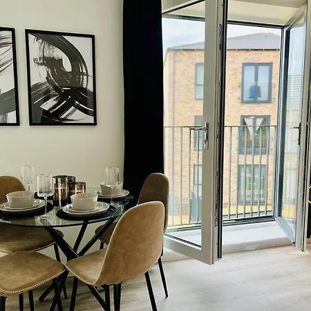 Hessian Lounge -wyndale- 2br W/parking * Birmingham